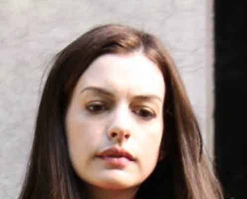 アン・ハサウェイのポッチャリ化したボディをキャッチ