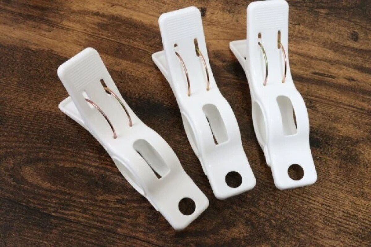 ダイソーのハンガーも固定できる洗濯バサミは3個セット