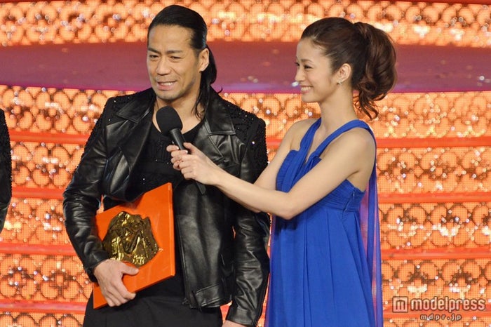 Exile Hiro 妻 上戸彩のマイクフォローに照れる レコ大 で結婚後初共演 モデルプレス Exile Hiro 妻 上戸彩のマイクフォローに照れる レコ大 で結婚後初共演 モデルプレス