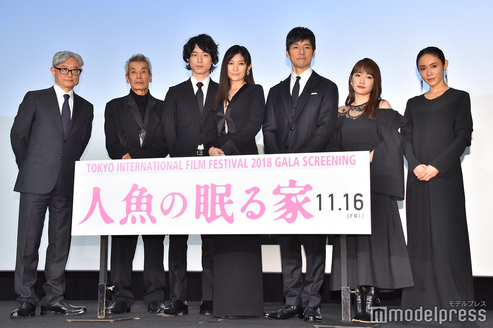 （左から）堤幸彦監督、田中泯、坂口健太郎、篠原涼子、西島秀俊、川栄李奈、山口紗弥加 （C）モデルプレス