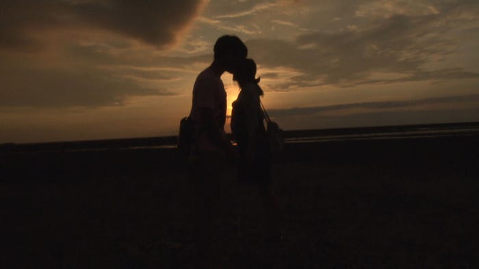 カメラマンの計らいで影絵を作るシャイボーイ、かすが/「あいのり:Asian Journey」第18話より(C)フジテレビ