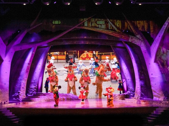 ミッキーマウス、ミニーマウス、そしてダッフィーによるクリスマスソング。うしろにはトナカイたちの映像が
