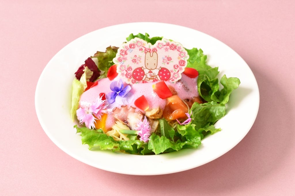 ふわふわピンクの雲でティータイム♪お花畑の冷製パスタ1,404円（C）1985,2018 SANRIO CO.,LTD.