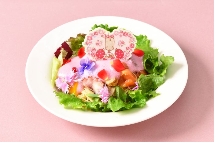 ふわふわピンクの雲でティータイム♪お花畑の冷製パスタ1,404円（C）1985,2018 SANRIO CO.,LTD.