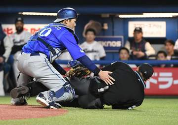 川上審判員が緊急手術 左側頭部バット直撃で救急搬送 NPB「防護措置の在り方について検討を進める」