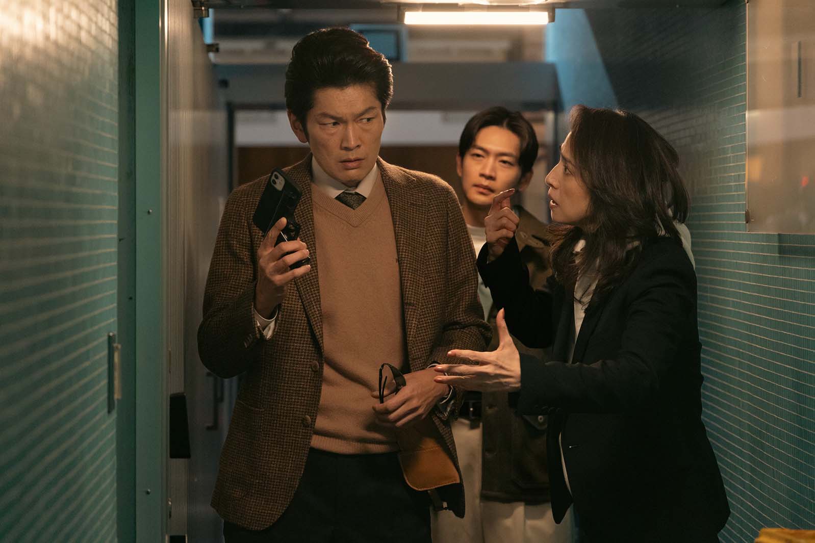 丸山智己、松下洸平、天海祐希「合理的にあり得ない～探偵・上水流涼子の解明～」第2話より（C）カンテレ