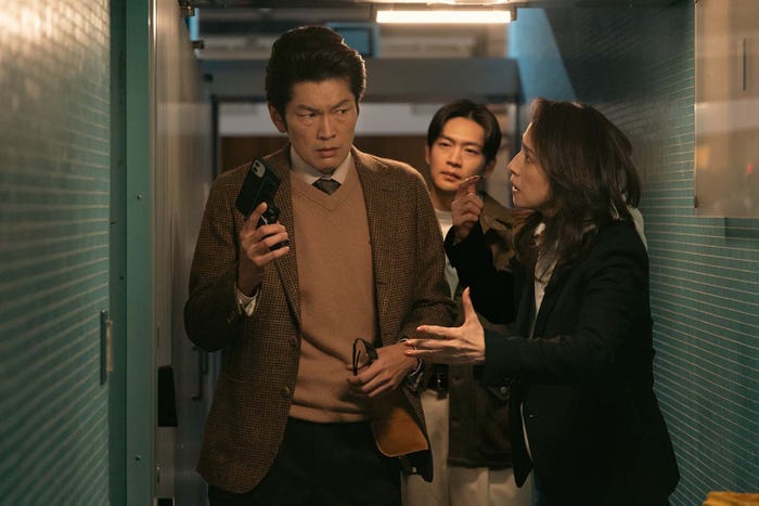 丸山智己、松下洸平、天海祐希「合理的にあり得ない~探偵・上水流涼子の解明~」第2話より(C)カンテレ