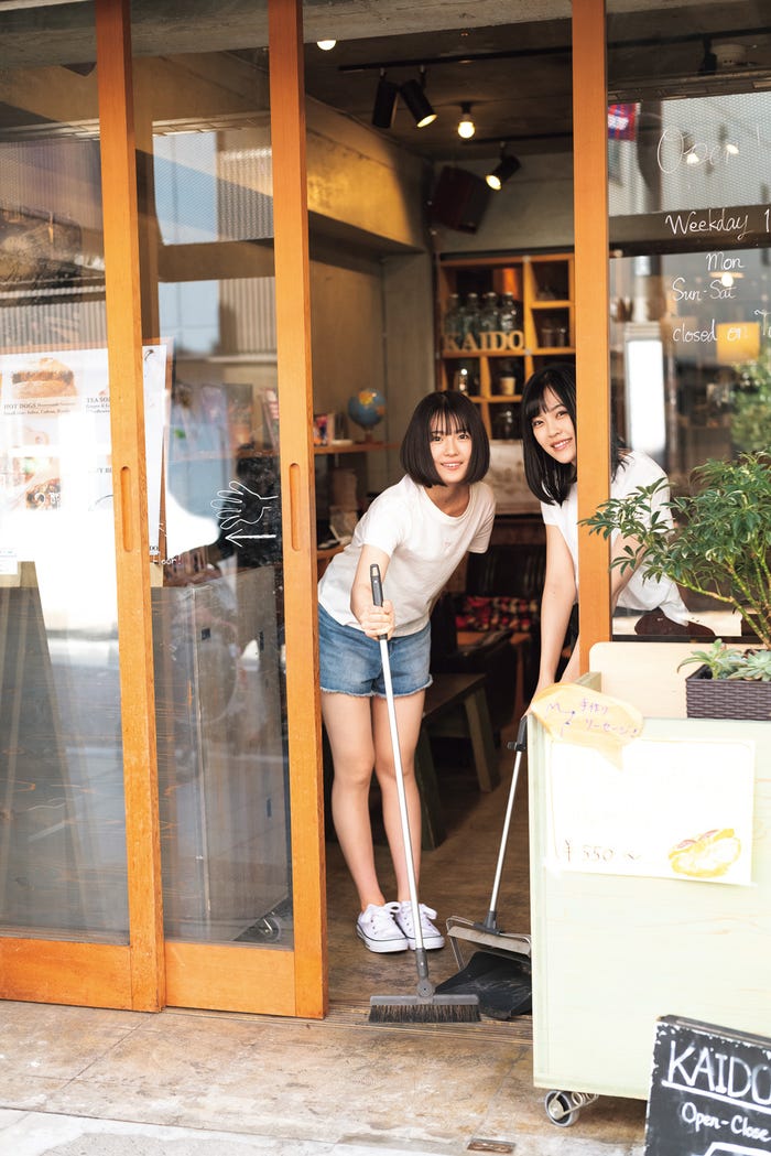 柴田柚菜(右)、清宮レイ(左)/「CMNOW Vol.203」より(撮影:藤本和典)