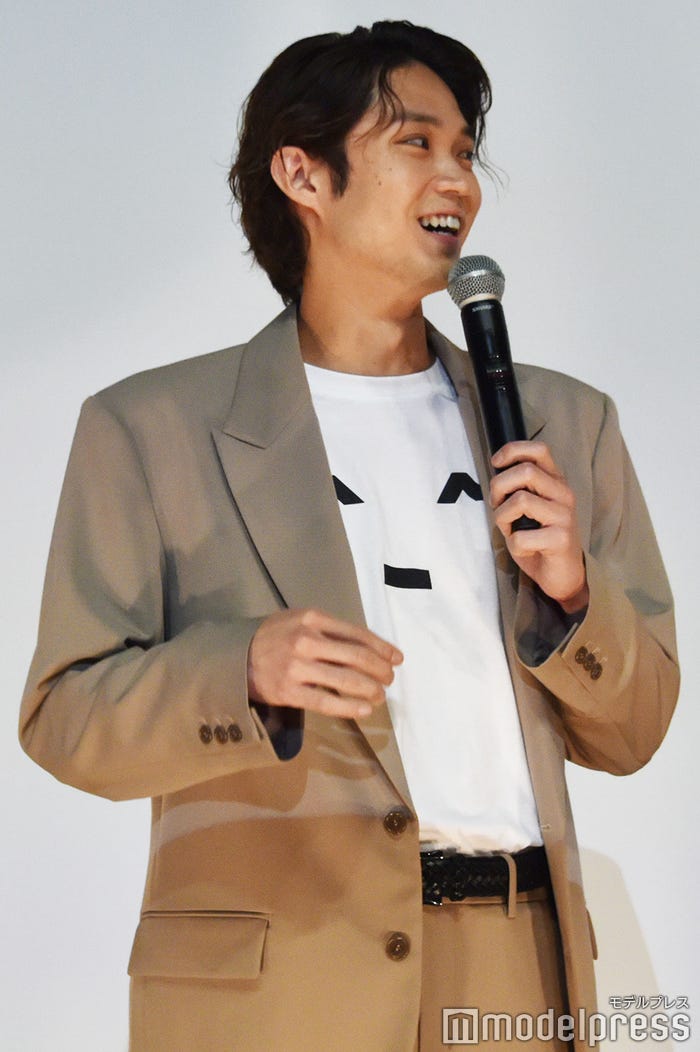 登壇者でお揃いの“ニコちゃんマーク”の入ったTシャツをアピールする磯村勇斗 (C)モデルプレス