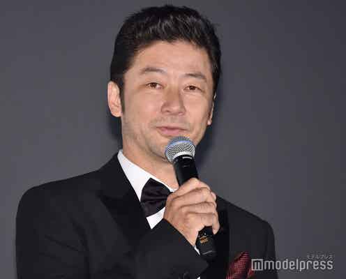 浅野忠信、加工で“別人”に シュールな全身ショットへ「もうキャプ翼」「ミーム化待ったなし」の声