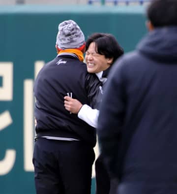 トレード加入の阪神・伏見 元同僚・西勇と共闘熱望「手助けできたら」 SGL初見参、北川コーチと再会喜ぶ