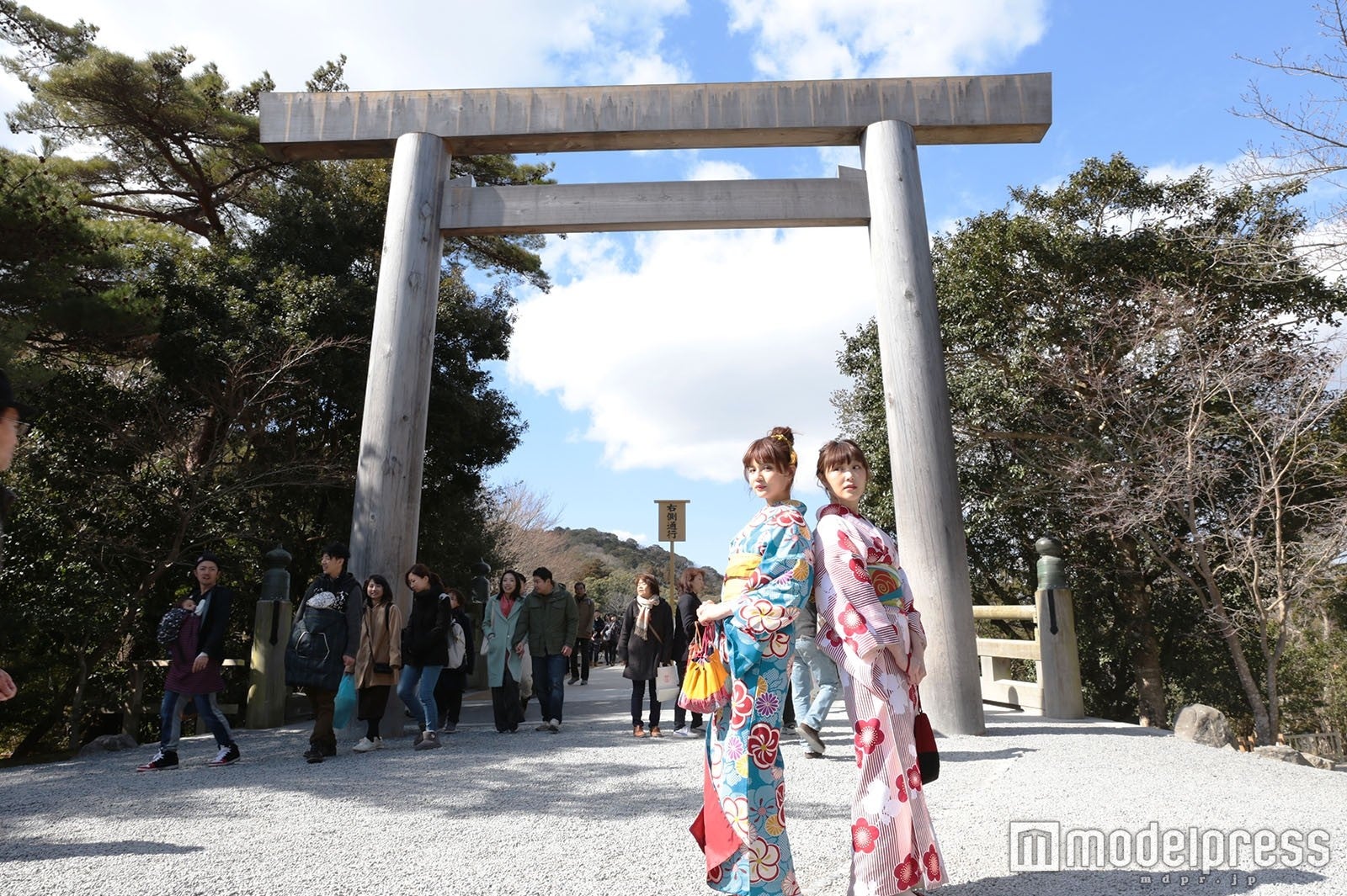 伊勢神宮 宇治橋／モデル：村田倫子、柴田ひかり（C）モデルプレス