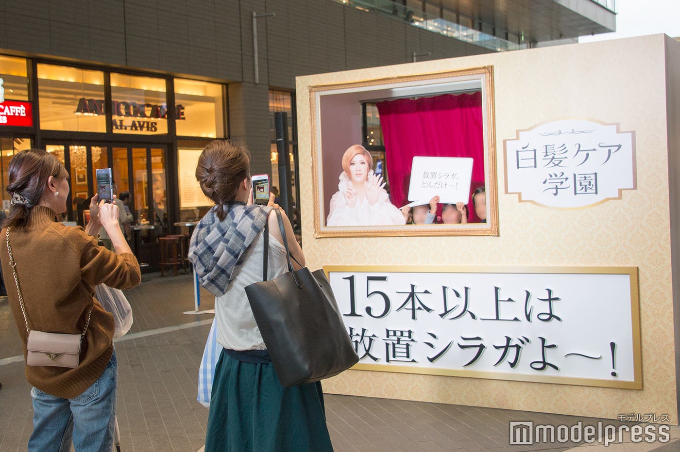 撮影する女性たちも(C)モデルプレス