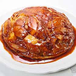 キャラメリゼされたりんごをソースと絡めた「アップルパンケーキ」