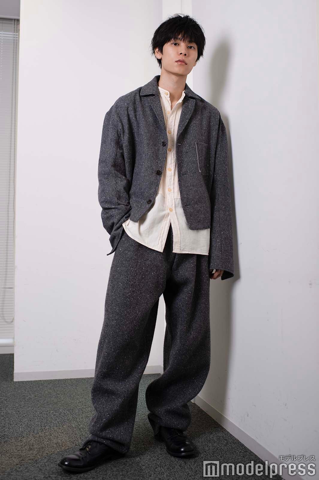 萩原利久（C）モデルプレス／スタイリスト：鴇田晋哉、ヘアメイク：カスヤユウスケ（ADDICT_CASE）／ジャケット ¥94,600 パンツ ¥88,000 ともにLES SIX（MATT.）