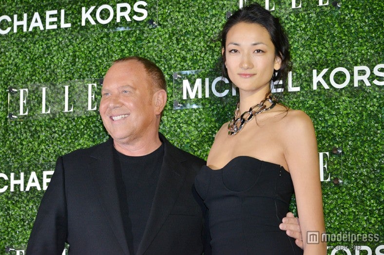 マイケル・コース氏（左）と冨永愛（右）