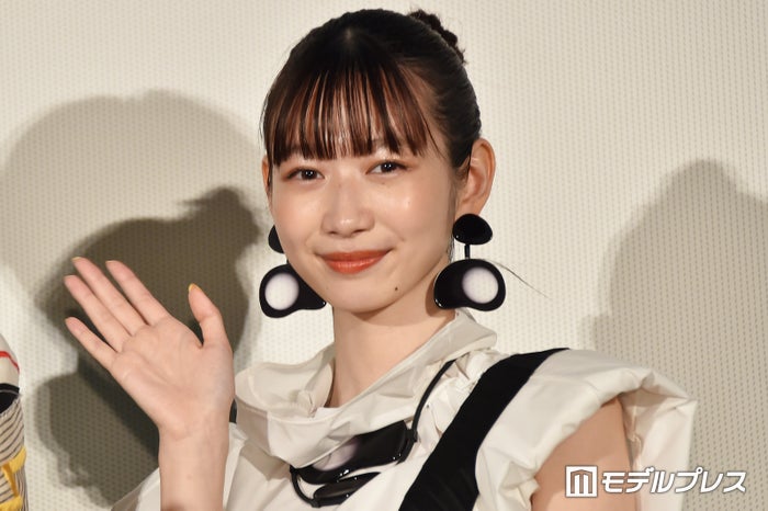 岡本夏美、前髪カットの新ヘア披露「印象変わった」「最高に可愛い」と反響