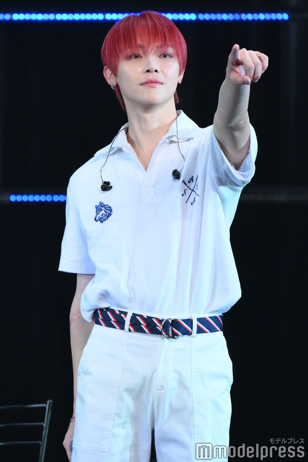 LUNEを指差すNICHOLAS（ニコラス）（C）モデルプレス