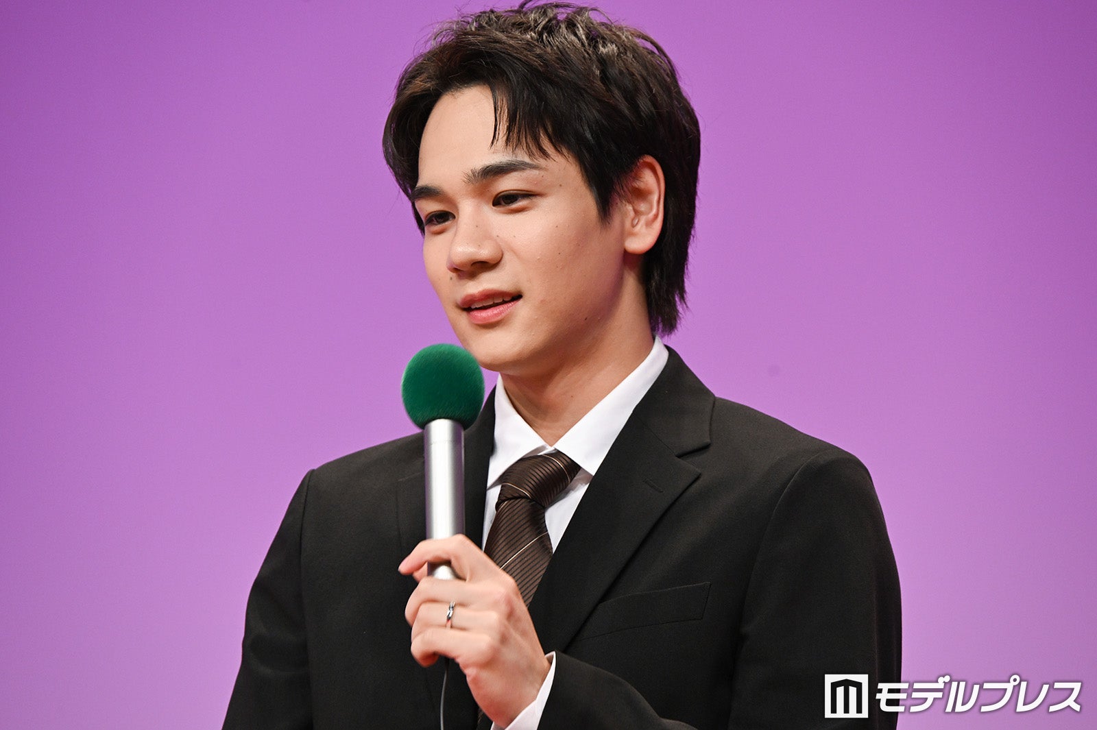 JO1豆原一成、左手薬指に“指輪” 新郎姿で先輩女優を腕組みエスコート【夫婦と16歳～狂気の隣人～】