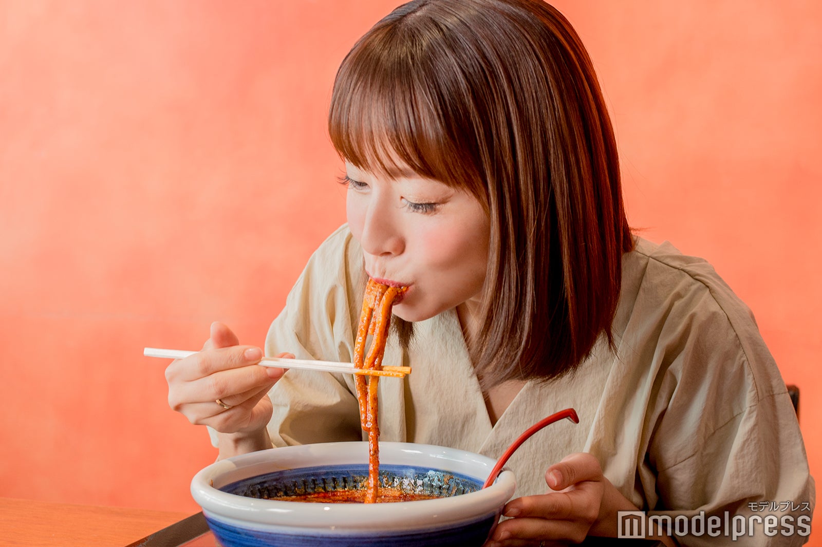 躊躇することもなくパクリ （C）モデルプレス