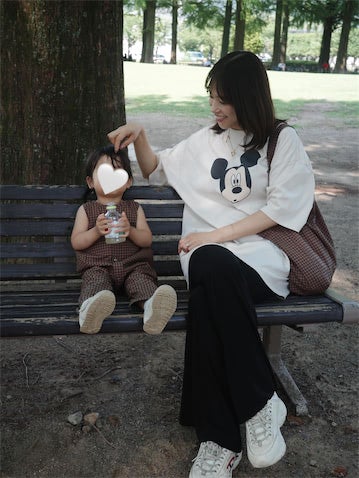 鷲見玲奈、2歳娘と"リンクコーデ"で公園へ「お似合いです」「そんなに大きくなったんですね」