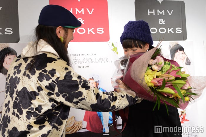 花束を贈呈され涙を流すやすだちひろ(C)モデルプレス