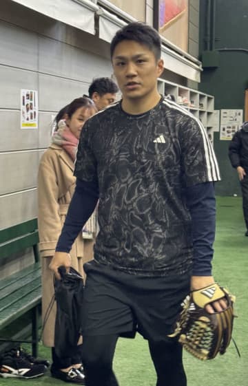 巨人入りの則本が田中将、坂本、丸らにあいさつ 「迷子になりそうです」 ジャイアンツ球場初来訪に笑み