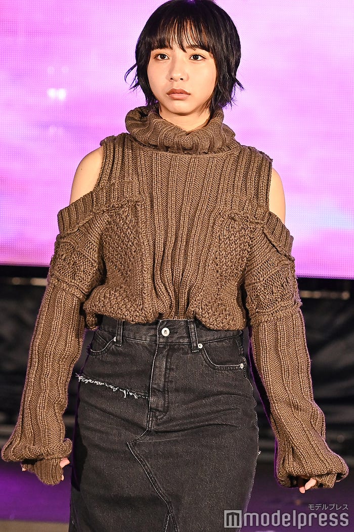 ショートヘアの山之内すず(C)モデルプレス