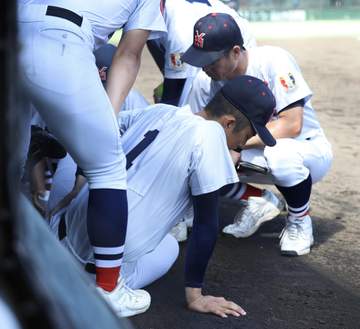 横浜 織田翔希が打球直撃で緊急降板 プロ注目右腕に初回でまさかのアクシデント 最速151キロマークも スタンドがざわつく