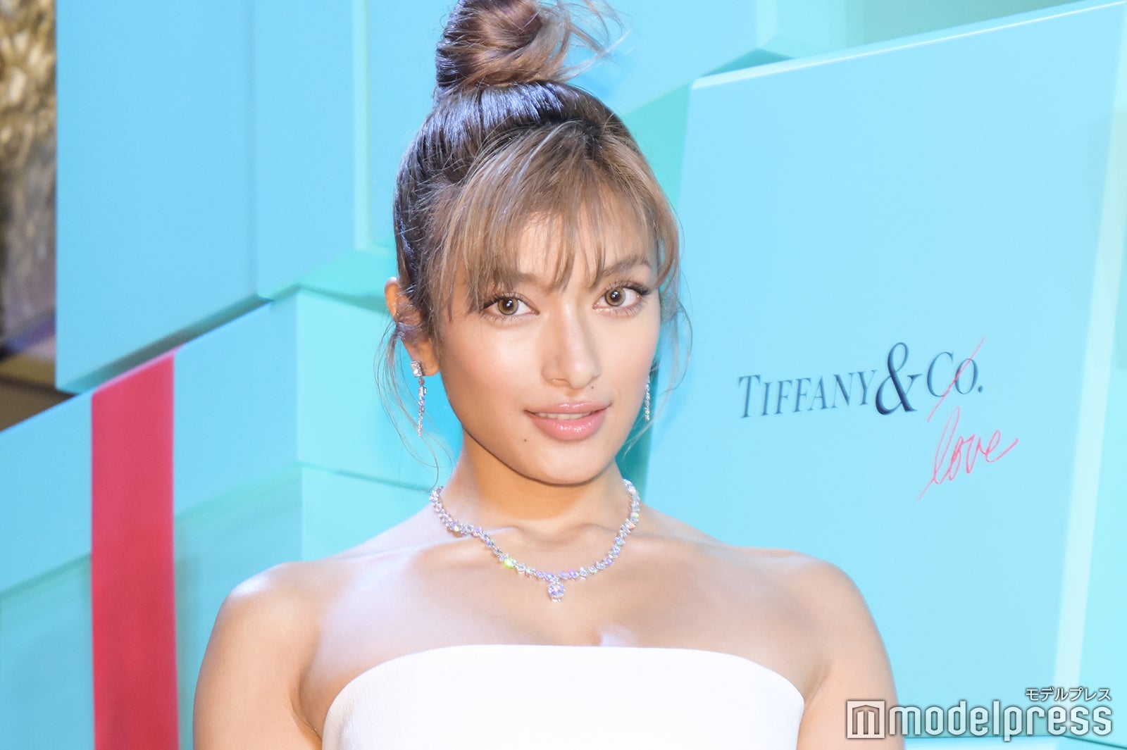 ローラ 仲里依紗 川口春奈らがお手本 自宅ストレッチで運動不足を解消 モデルプレス