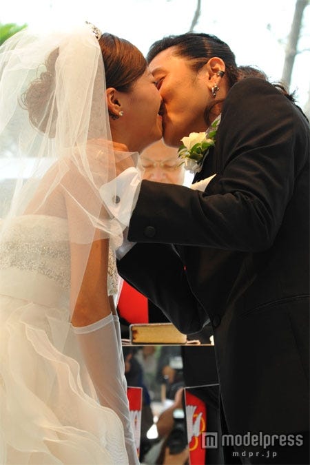 結婚式では公開キス