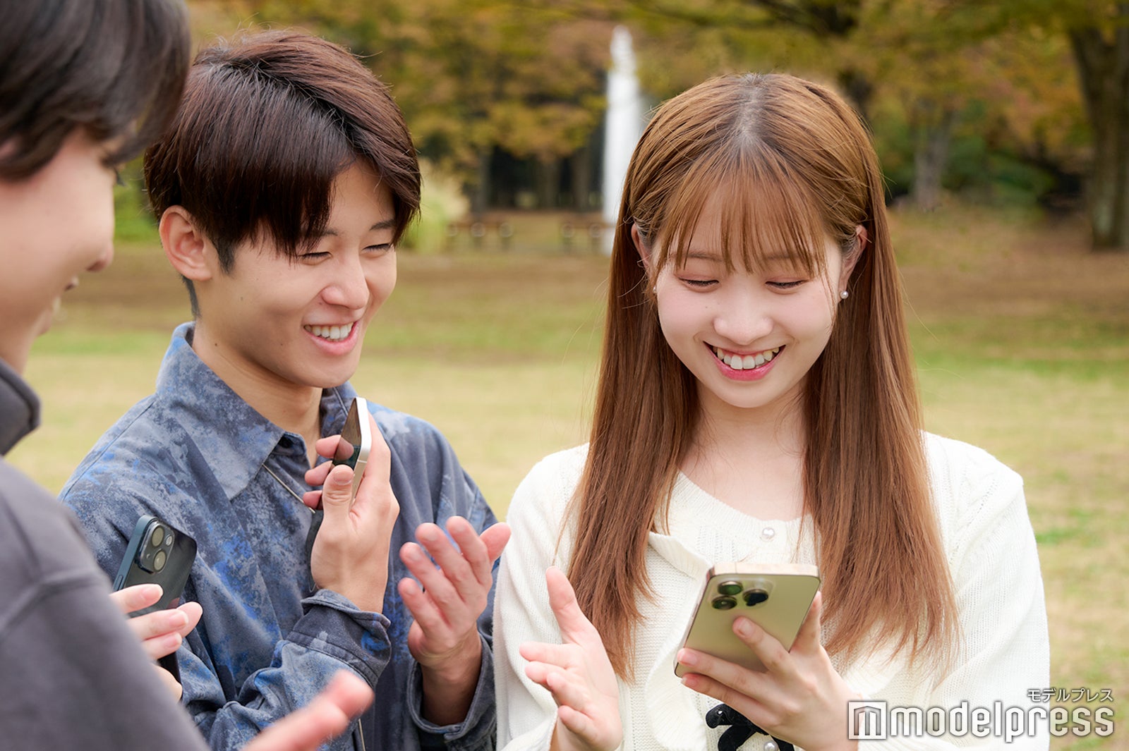 『ポケモンGO』の「チームコラボ」を楽しむ2人（C）モデルプレス