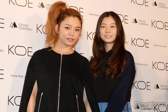 親子で初共演のChara、SUMIRE(左から)