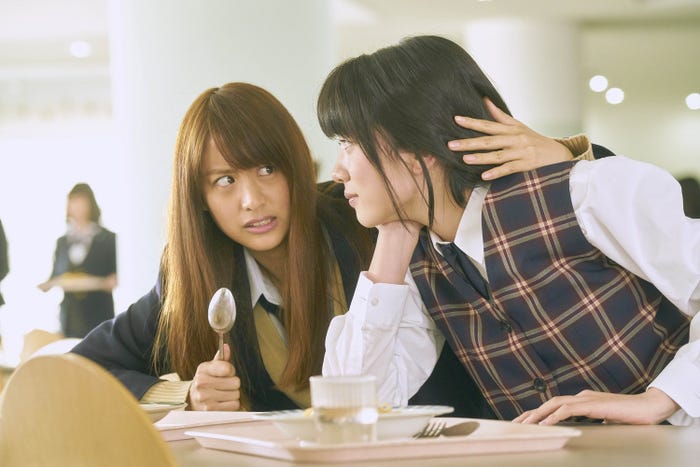 山本美月、永野芽郁 (C)2017「ピーチガール」製作委員会