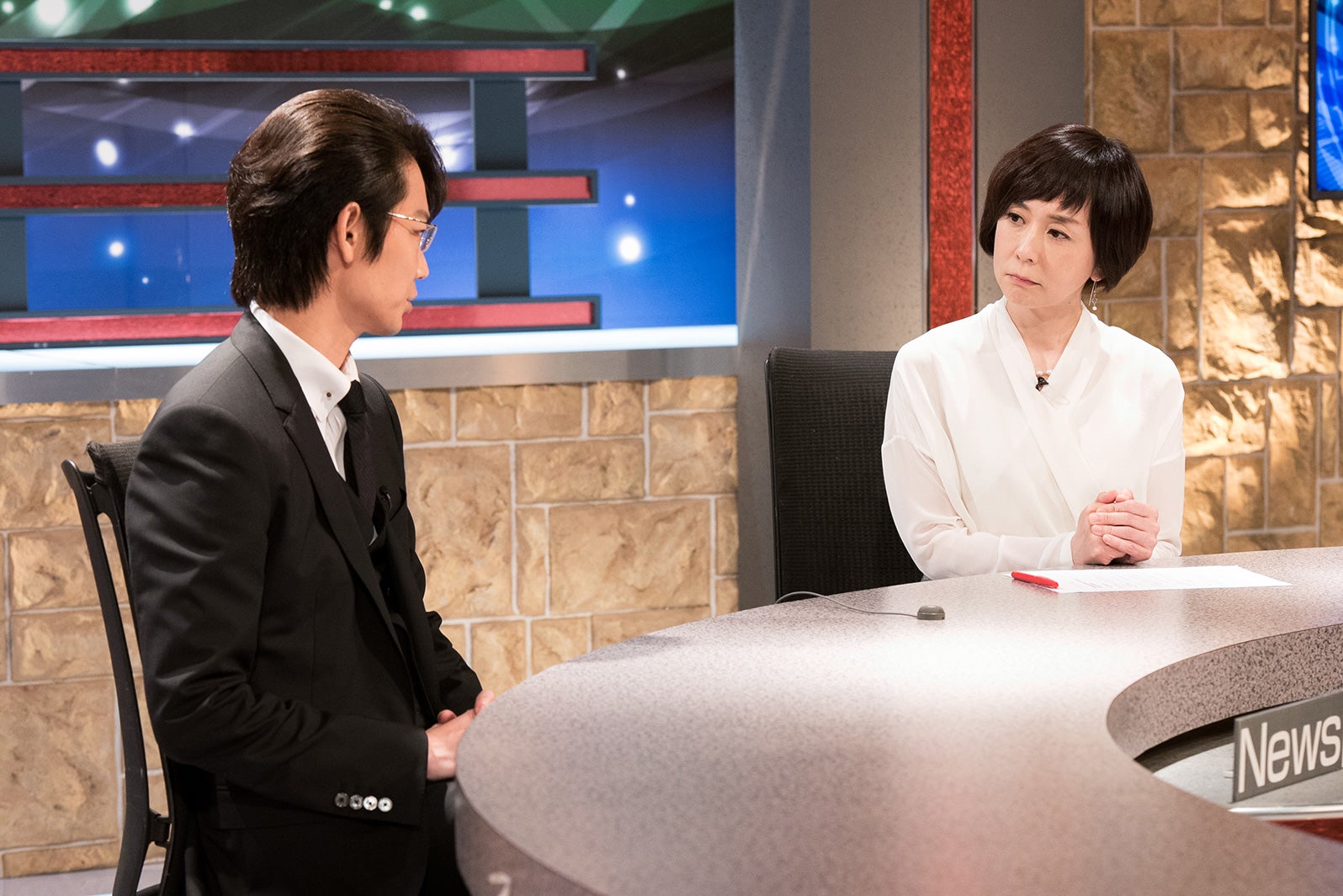 綾野剛、大下容子（C）テレビ朝日