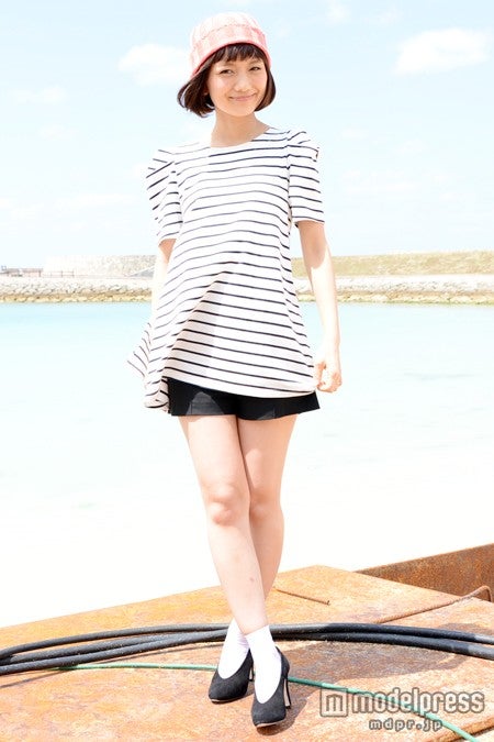 ショートパンツから、ほっそり美脚も披露