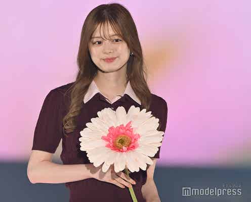 紺野彩夏、ほっそりウエストチラリ ノースリ×純白スカート姿に「お姫様みたい」「可愛すぎる」の声
