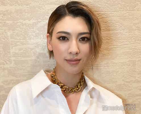 三吉彩花、本番直前を直撃 ブロンドヘア×囲み目メイクでファンに呼びかけ「一緒にゲームに参加している気持ちで」<今際の国のアリス出演者メッセージ動画>