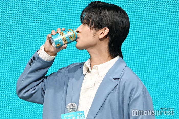 いい飲みっぷりを見せた目黒蓮(C)モデルプレス