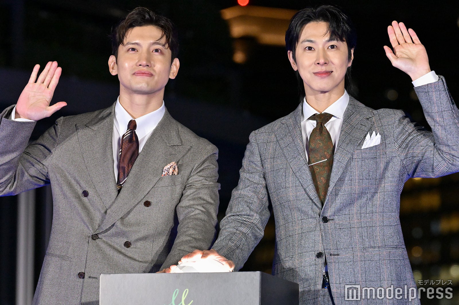 東方神起、初の点灯式に興奮 デビュー20周年控え思い語る