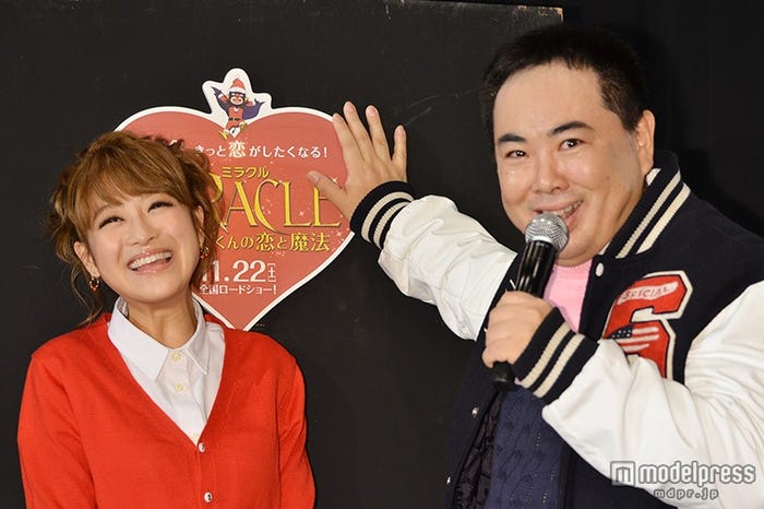 ドランクドラゴンの塚地武雅の“壁ドン”に大はしゃぎする鈴木奈々