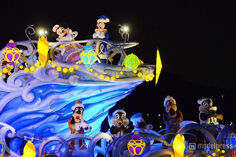 「カラー・オブ・クリスマス」新コスチュームで登場