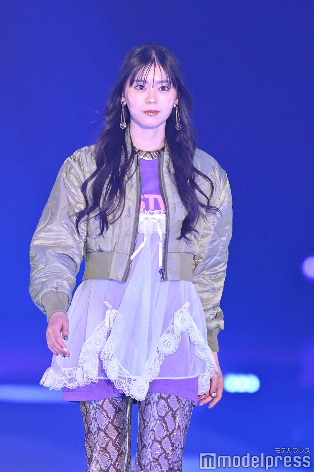 超ときめき宣伝部・坂井仁香、スネーク柄ボトムスがインパクト大