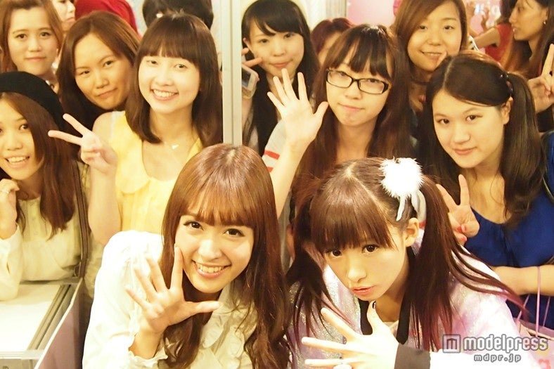 ファンと記念撮影を行う（左より）まあぴぴ、ぴかりん