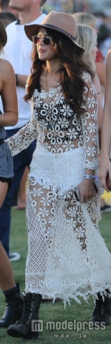 ボヘミアン風ファッションで登場したセレーナ。FameFlynet Pictures / Zeta Image