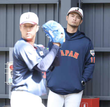 侍ジャパン サポートメンバーにもダルビッシュが助言 広島の2年目左腕の投球に熱視線 自ら歩み寄って声かけシーンも