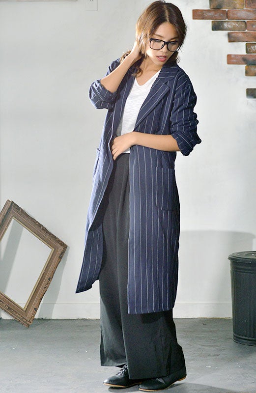 ピンストライプのコットンガウンコート「coca」3,990円（税込）／画像提供：coca
