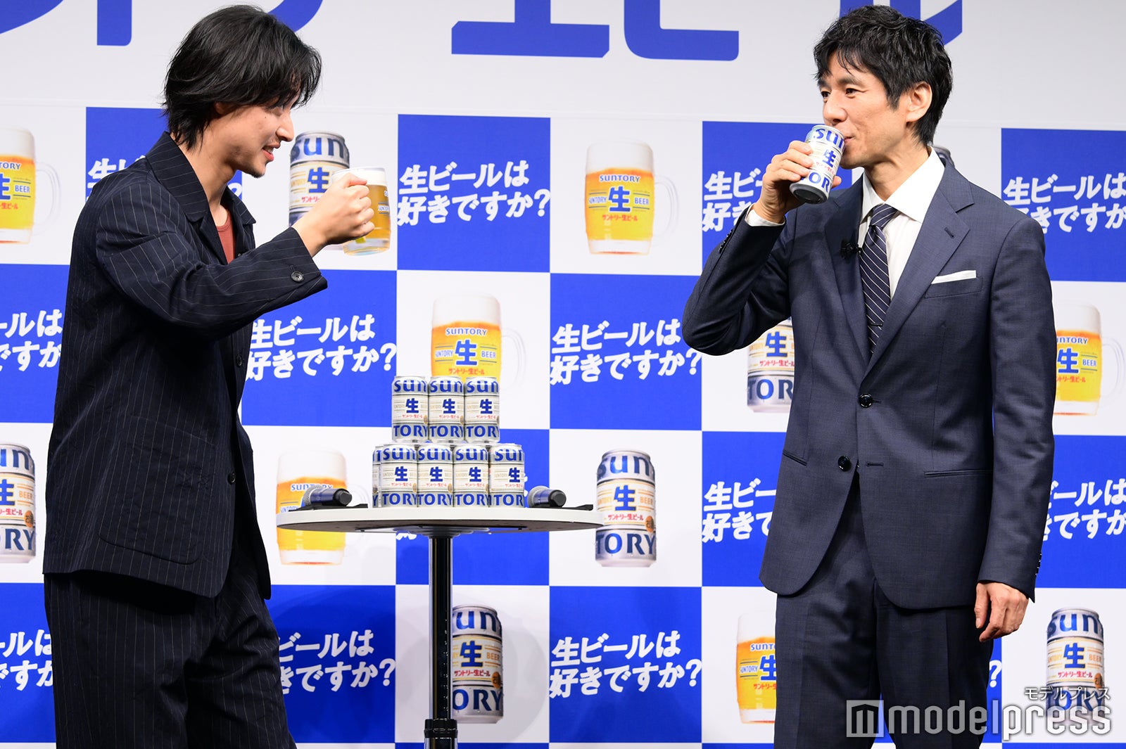 午前中からビールを飲む山崎賢人、西島秀俊（C）モデルプレス