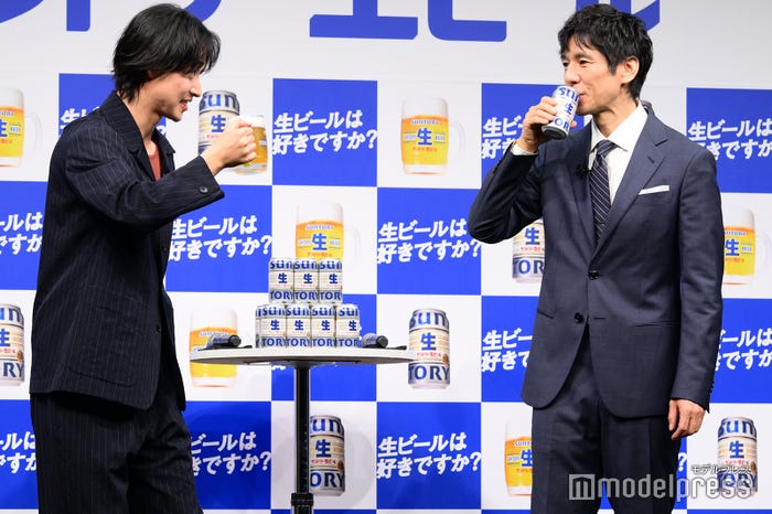 午前中からビールを飲む山崎賢人、西島秀俊(C)モデルプレス