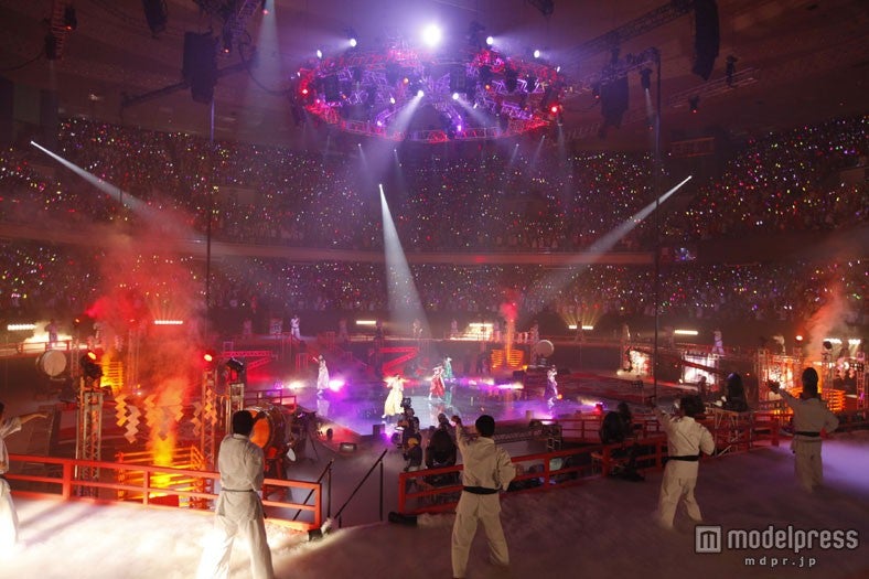 開幕では42人の極真空手戦士たちがももクロメンバーを囲んで拳を突き出し気合を入れた。（Photo by hajime kamiiisaka）